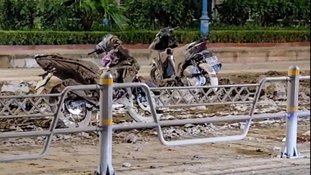 Bùn đất tràn đường Võ Chí Công (Hà Nội), hàng loạt xe trượt ngã nguy hiểm