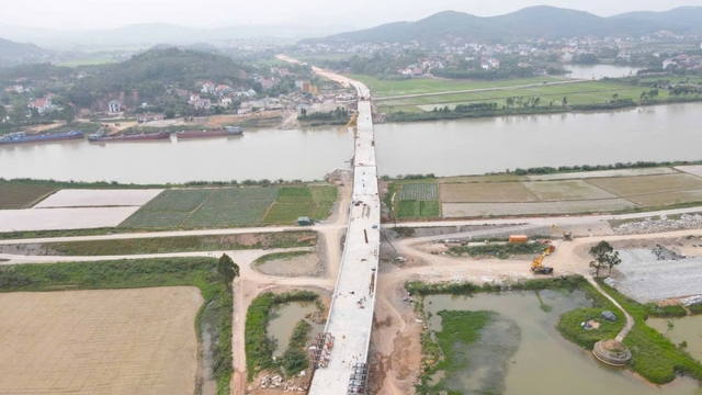 Chủ tịch Bắc Ninh thúc tiến độ dự án cầu đường sắt Cẩm Lý