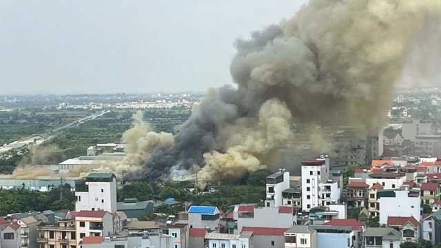 Cháy ngùn ngụt tại xưởng nhựa ở khu công nghiệp Di Trạch, Hà Nội