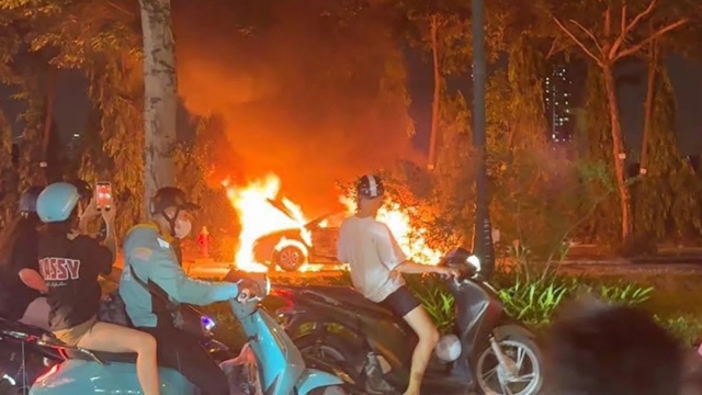 Cháy lớn tại công viên Thiên Văn Học (Hà Nội), ô tô bị lửa thiêu rụi đến trơ khung