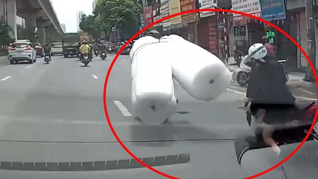 Chở hàng cồng kềnh va chạm khiến người phụ nữ ngã xuống gầm xe ô tô