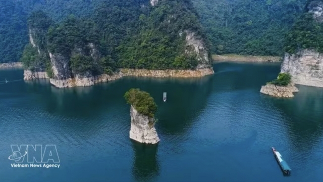 Discovering “inland Ha Long Bay” amid vast forests of Tuyen Quang