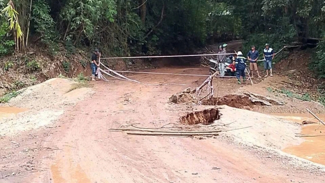 Mưa gây sạt lở cầu tạm, lối đi duy nhất nối Đồng Nai-Bình Phước cũ bị phong tỏa