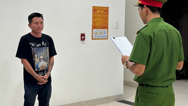 Tạm giữ hình sự đối tượng say rượu lái ô tô lao vào quán nhậu