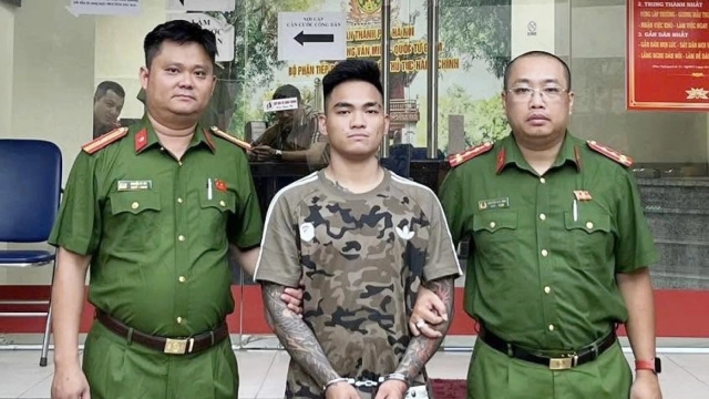 Bắt giữ kẻ côn đồ cầm điếu cày đánh người đi đường ở Hà Nội