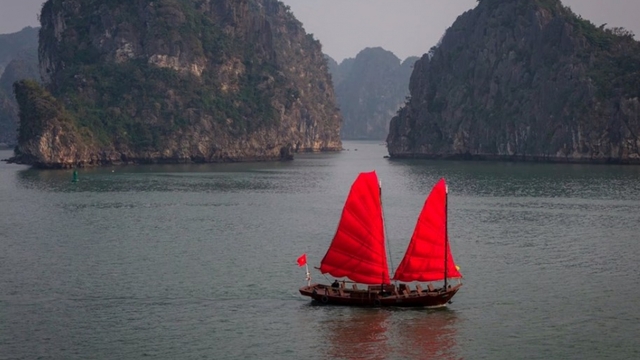 Quang Ninh launches traditional three-panel sailboat tour on Ha Long Bay