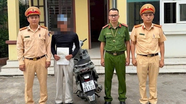 Buông hai tay lái xe mô tô, nam thanh niên đối mặt mức phạt nặng và tịch thu xe