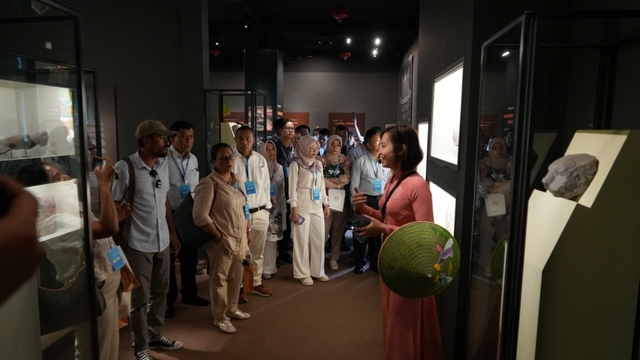 Delegates to ASEAN City Leaders Conference explore Hanoi's heritage sites