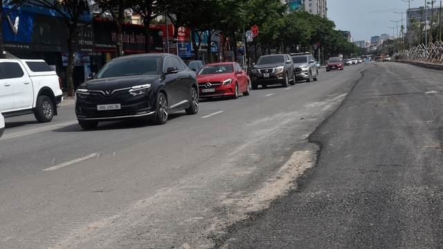 Hà Nội hoàn trả mặt đường sau dự án chống ngập: Nhiều gồ ghề, nham nhở mất an toàn