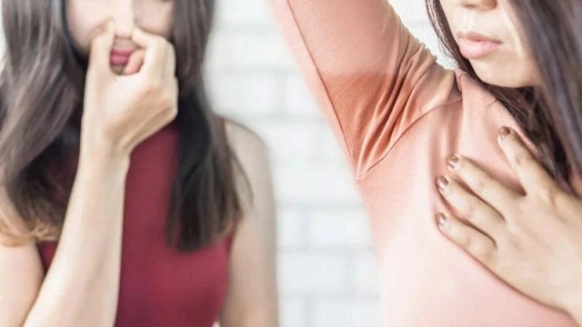 Hôi nách lây qua tiếp xúc, thực hư ra sao?