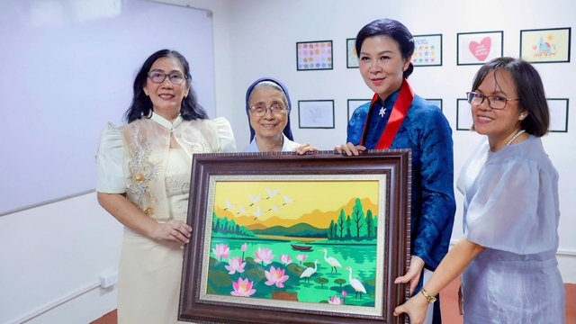 Phu nhân Tổng Bí thư, Chủ tịch nước thăm trẻ em hoàn cảnh đặc biệt tại Philippines