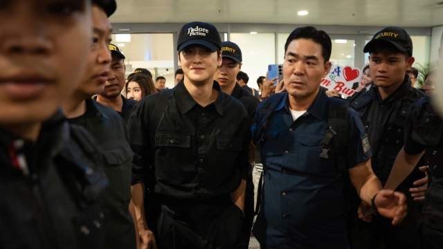 Kim Bum xuất hiện ở Hà Nội, nhan sắc tuổi 37 gây sốt tại sân bay Nội Bài