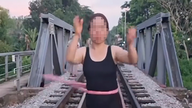 Lắc vòng trên đường ray tàu hỏa, 1 phụ nữ ở Lạng Sơn bị xử phạt