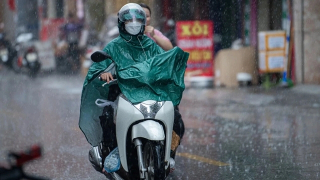 Ngày nắng nóng, chiều mưa giông quay trở lại miền Bắc từ chiều tối nay (15/6)
