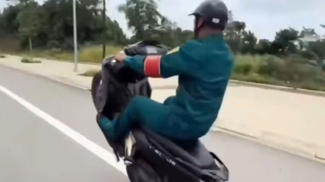 Tịch thu xe mô tô của thanh niên mặc đồ dân quân tự vệ bốc đầu xe trên đường