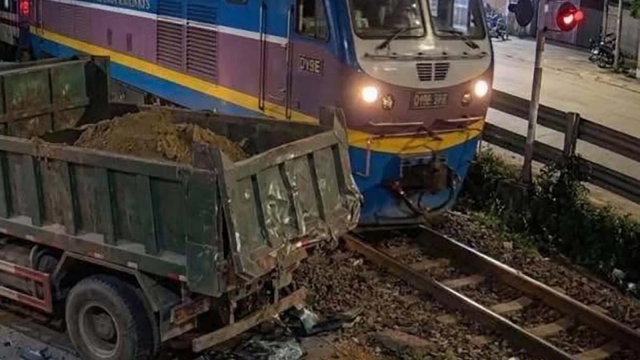 Vụ xe tải va chạm với tàu hỏa ở Hà Nội: Tài xế xe tải không có nồng độ cồn