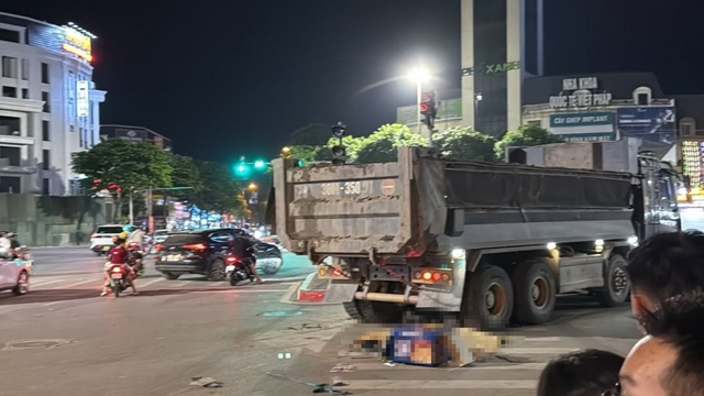 Va chạm giữa xe máy giao hàng và ô tô tải ở Hà Nội, 1 người tử vong tại chỗ