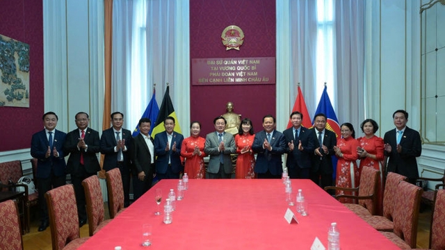 Tay Ninh promotes investment in Belgium, awards US$100 mln dairy project
