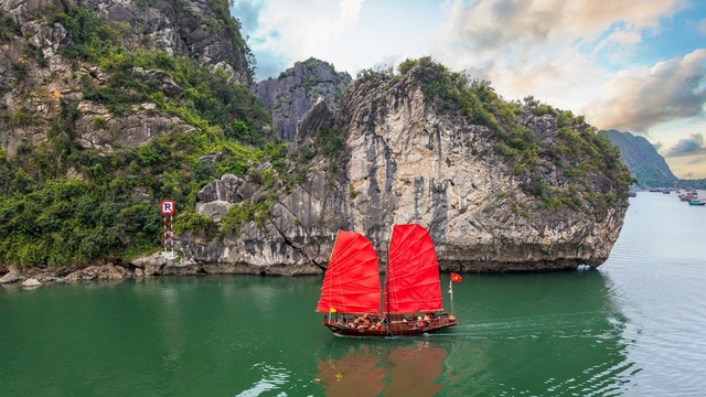 Lênh đênh cùng “cánh buồm đỏ” thuyền ba vách trên vịnh Hạ Long