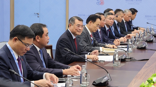 Thủ tướng tham dự phiên ăn trưa làm việc do Tổng thống Nga Putin chủ trì