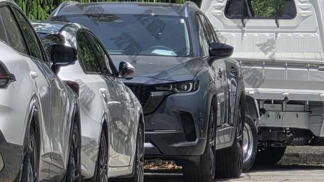 Lộ diện lần đầu tại Việt Nam, Mazda CX-50 sắp được bán chính hãng?