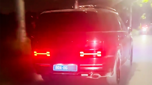 Va chạm khiến người phụ nữ nhập viện, tài xế xe biển xanh hú còi rời hiện trường