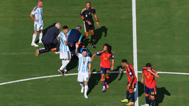 Cựu tuyển thủ Anh tranh cãi về hành động Messi gọi trọng tài xử lý lỗi che miệng