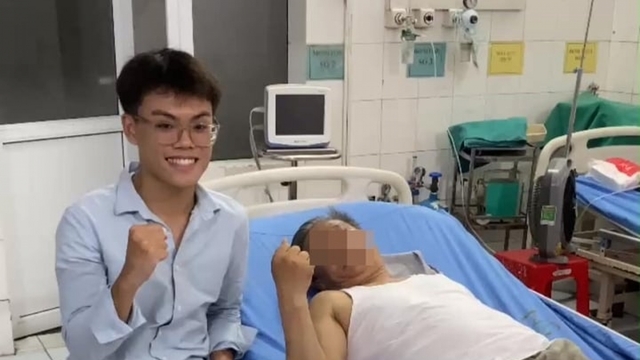 Câu hỏi của bố giúp nam sinh trường Y bình tĩnh cứu người giữa bãi biển