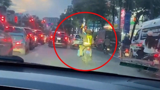 Trung tá CSGT Hà Nội mở đường đưa bé trai đi cấp cứu trong "thời gian vàng"