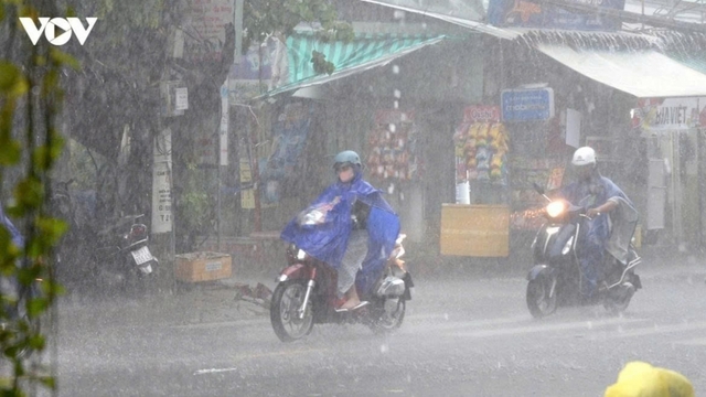 Thời tiết ngày 12/7: Hà Nội, Bắc Bộ tiếp diễn mưa dông, cảnh báo lốc sét