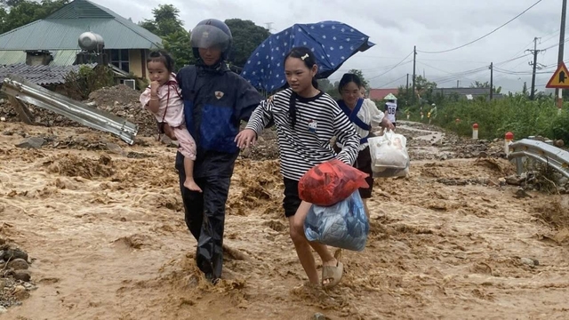 Thủ tướng: Sẵn sàng ứng phó với các tình huống mưa lũ, không để bị động