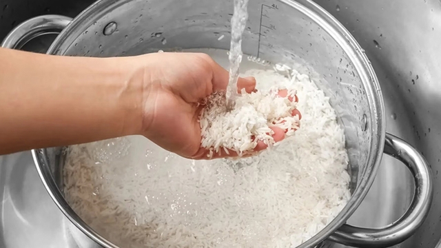 Dùng nước nóng để nấu cơm có thực sự tốt hơn nước lạnh?