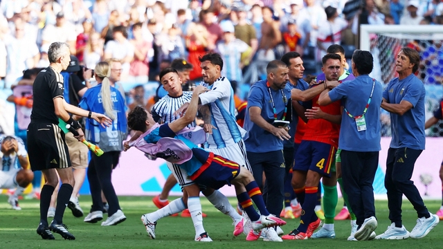 Nhận thẻ đỏ vì hành động không đẹp, đồng đội của Messi bị chỉ trích dữ dội