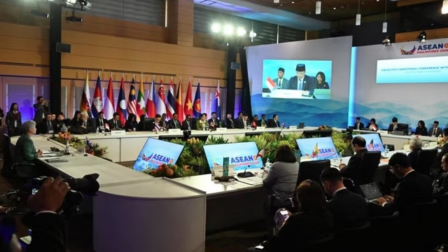 Vietnam attends ASEAN foreign ministers’ meetings with partners