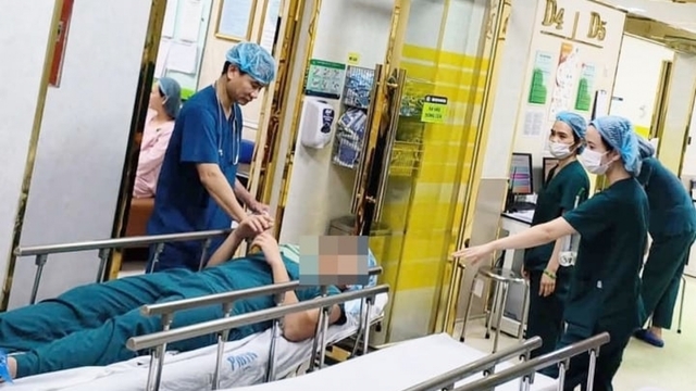 Chồng vào động viên vợ sinh, bất ngờ ngất xỉu trong phòng mổ