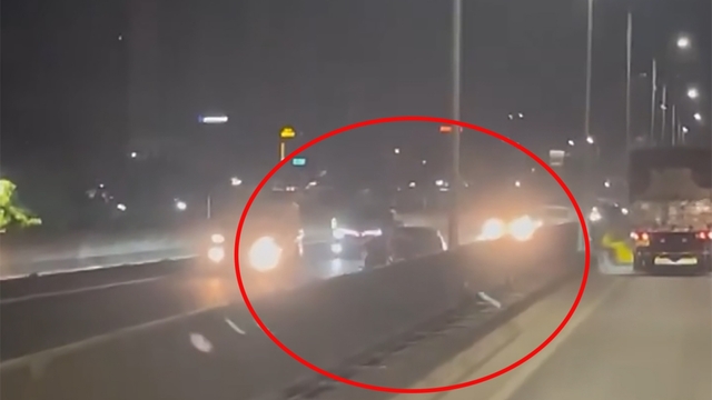 Xe máy đi ngược chiều trên Vành đai 3 trên cao đâm trực diện vào ô tô