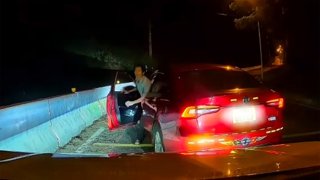 Chặn đầu ô tô trong đêm để đe dọa, tài xế bị xử phạt