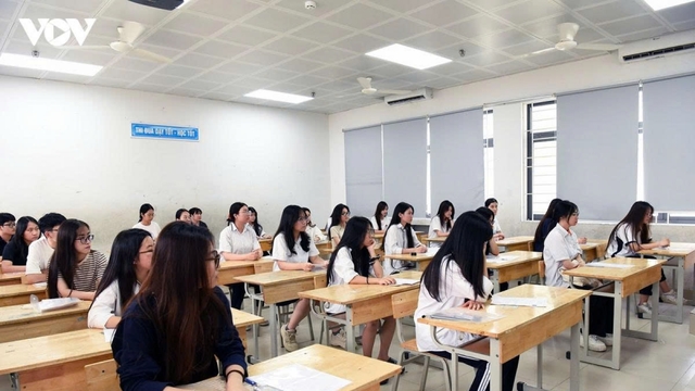 Nữ thủ khoa tổ hợp A01 tiết lộ bí quyết học để chinh phục 29,75 điểm