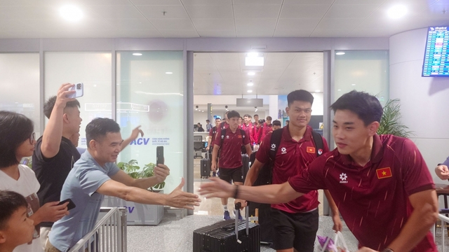 ĐT Việt Nam trở về Hà Nội sau trận mở màn ASEAN Cup, có gần 1 tuần nghỉ ngơi