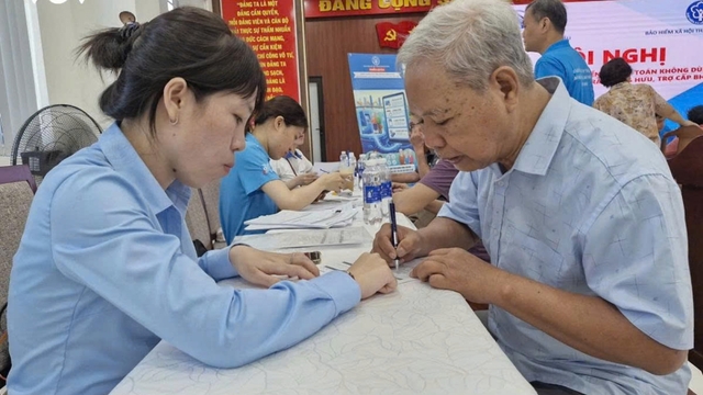 Từ 28/9, có thể nhận lương hưu qua tài khoản an sinh trên VNeID