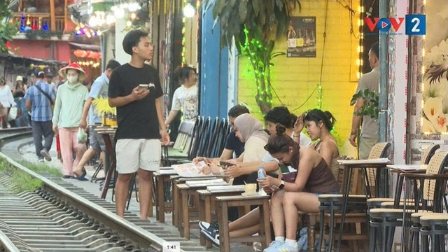 Phố cà phê đường tàu - sức hút du lịch hay bài toán an toàn?