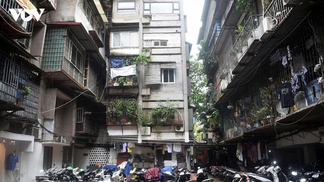 “Nín thở” sống trong khu tập thể cũ xuống cấp trầm trọng ở Hà Nội