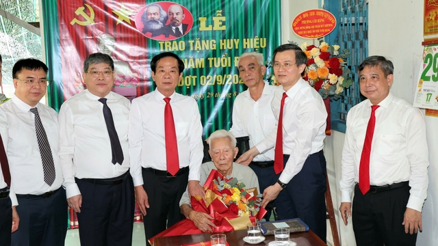 Trao Huy hiệu 80 năm tuổi Đảng tặng đảng viên lão thành tại Cần Thơ