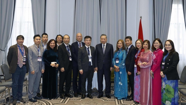 Top leader receives Vietnamese intellectuals in Australia