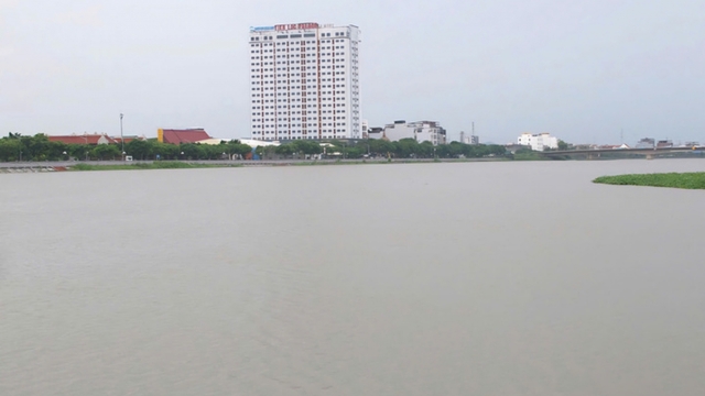 Lũ trên nhiều sông ở Ninh Bình dâng cao, cấm tàu thuyền qua cầu Đế