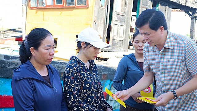 Ủy ban Mặt trận Tổ quốc Việt Nam tỉnh Nghệ An hỗ trợ 5 chủ tàu cá bị cháy