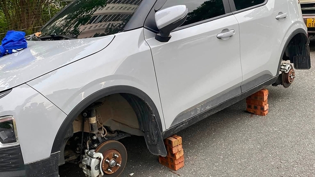 Ô tô đỗ qua đêm ở khu đô thị Thanh Hà bị tháo trộm 2 bánh, công an vào cuộc