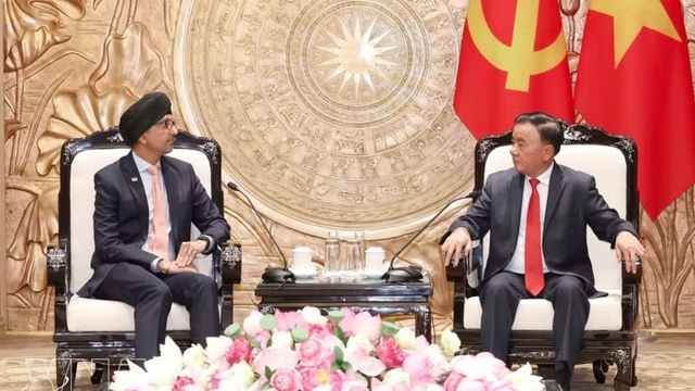 Party official calls for stronger Vietnam–Singapore cooperation