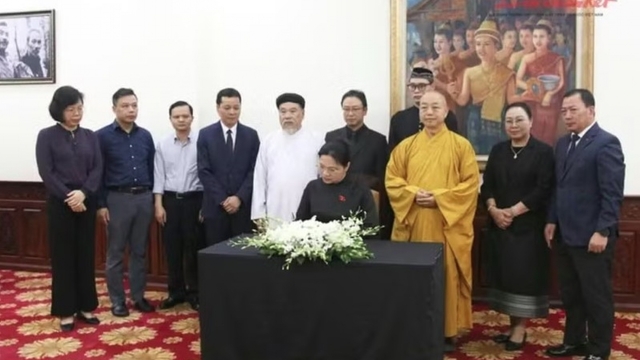 Vietnam Fatherland Front delegation pays tribute to Lao NA President