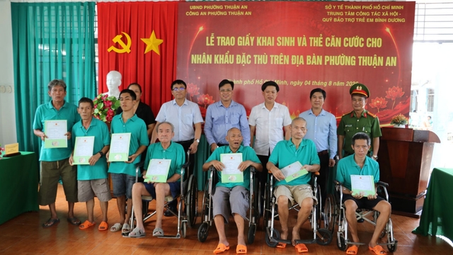 Những tấm căn cước đặc biệt được trao gửi cho nhóm nhân khẩu đặc thù